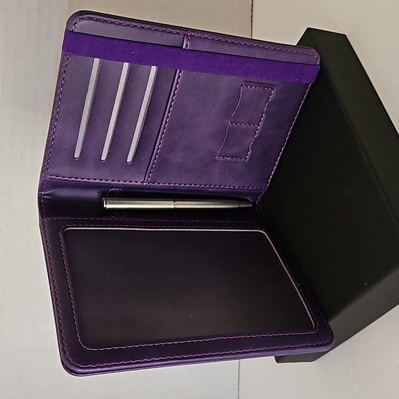 (NWT) PASSPORT HOLDER - Picture 4 of 7